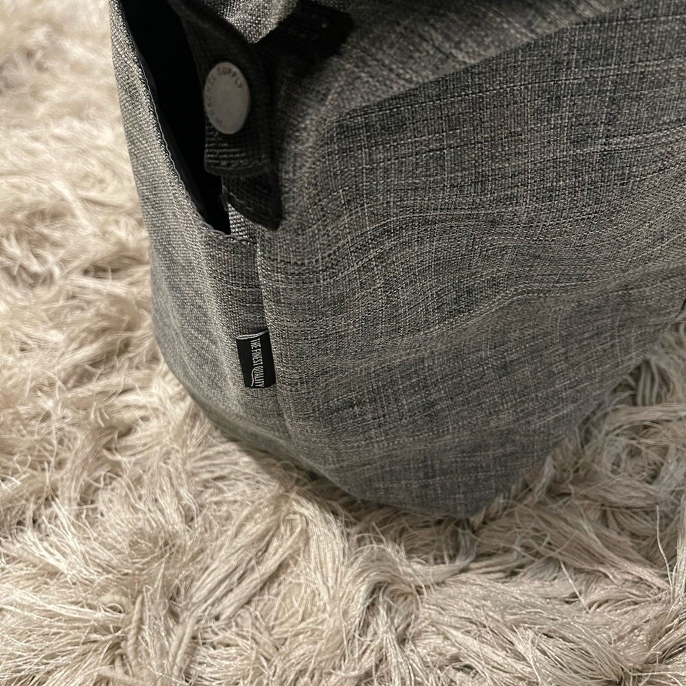Herschel Supply Company Travel Gray Tote Bag - Picture 4 of 12
